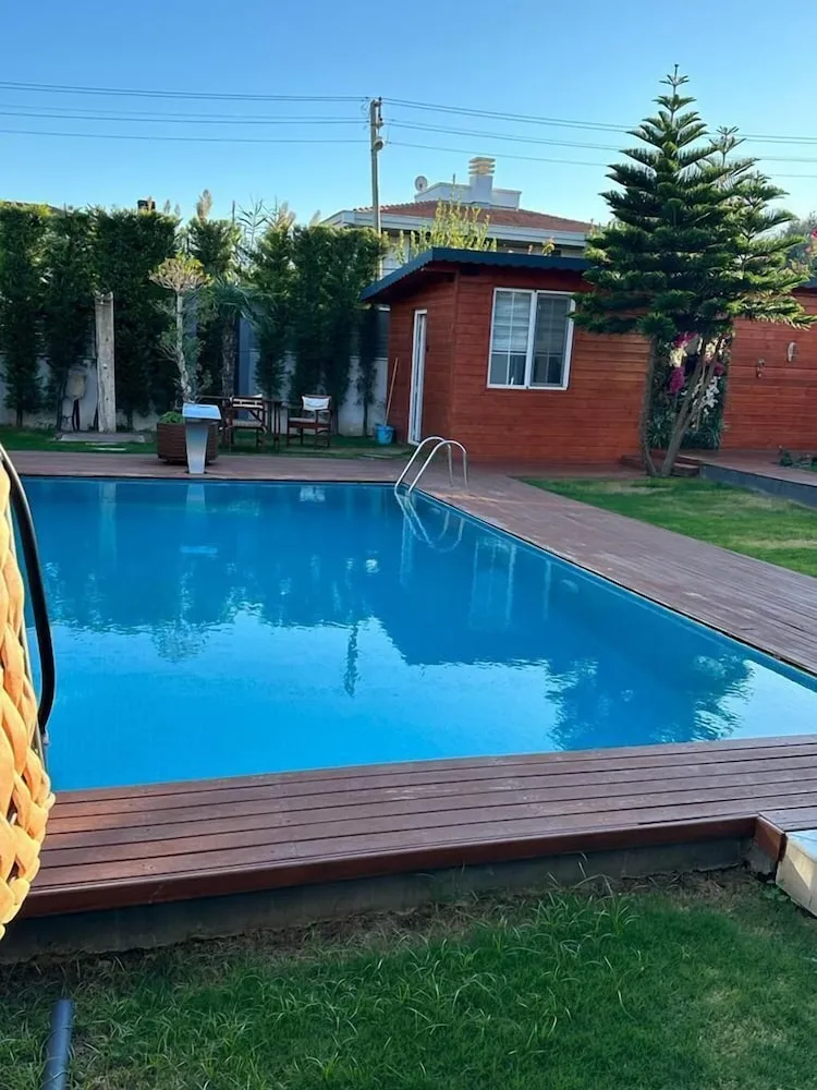 Deluxe Tek Büyük Yataklı Oda, Havuz Manzaralı