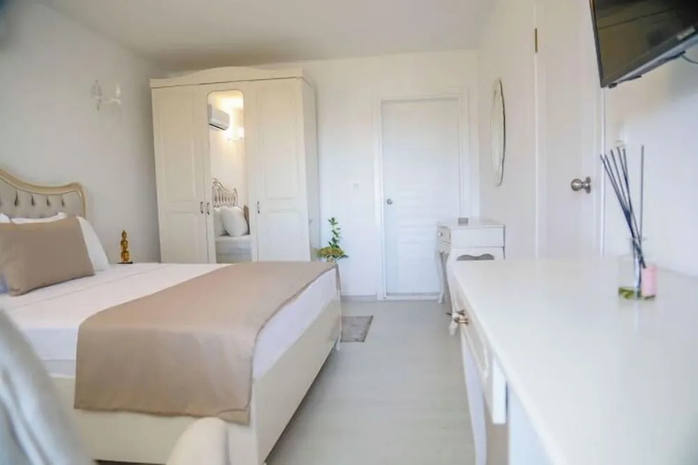 Deluxe Tek Büyük Yataklı Oda, Havuz Manzaralı