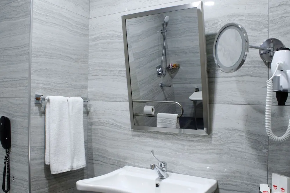 Oda, 2 Tek Kişilik Yatak, Engellilere Uygun, Sigara İçilmez (Roll-In Shower)