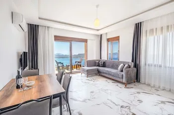 Golden Rose Suit Pension