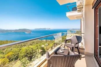 Golden Rose Suit Pension