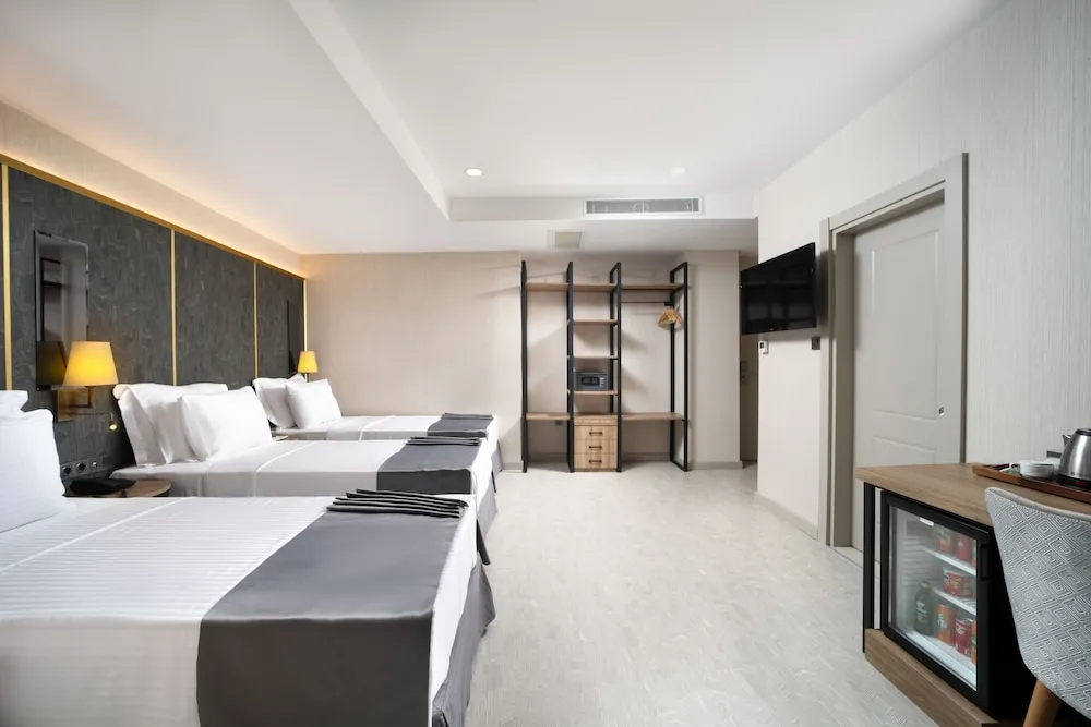 Deluxe Üç Kişilik Hamamlı Oda