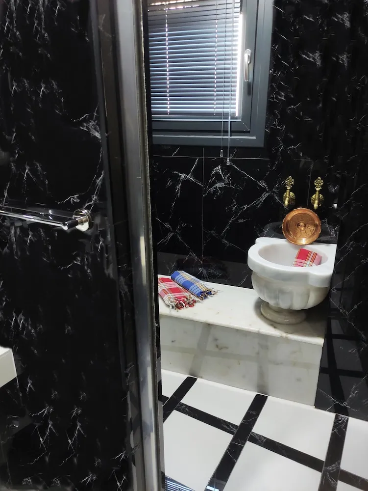 Deluxe Üç Kişilik Hamamlı Oda