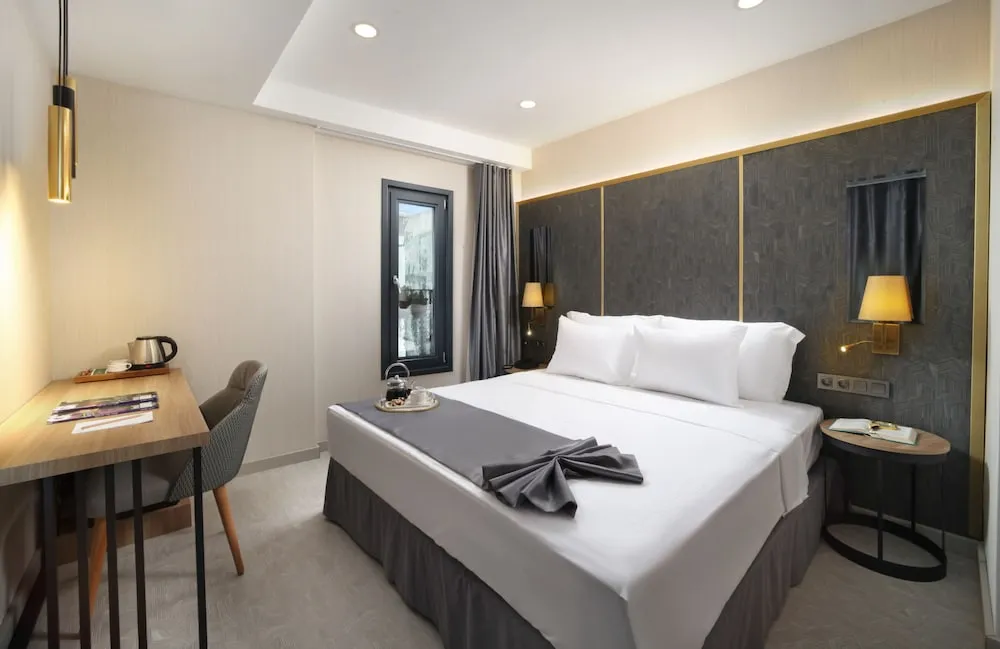 Honeymoon Suite with Turkish Bathroom, Bathtub and Balcony