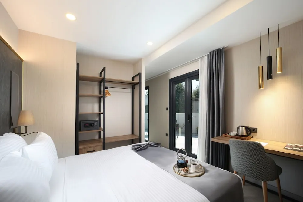 Honeymoon Suite with Turkish Bathroom, Bathtub and Balcony
