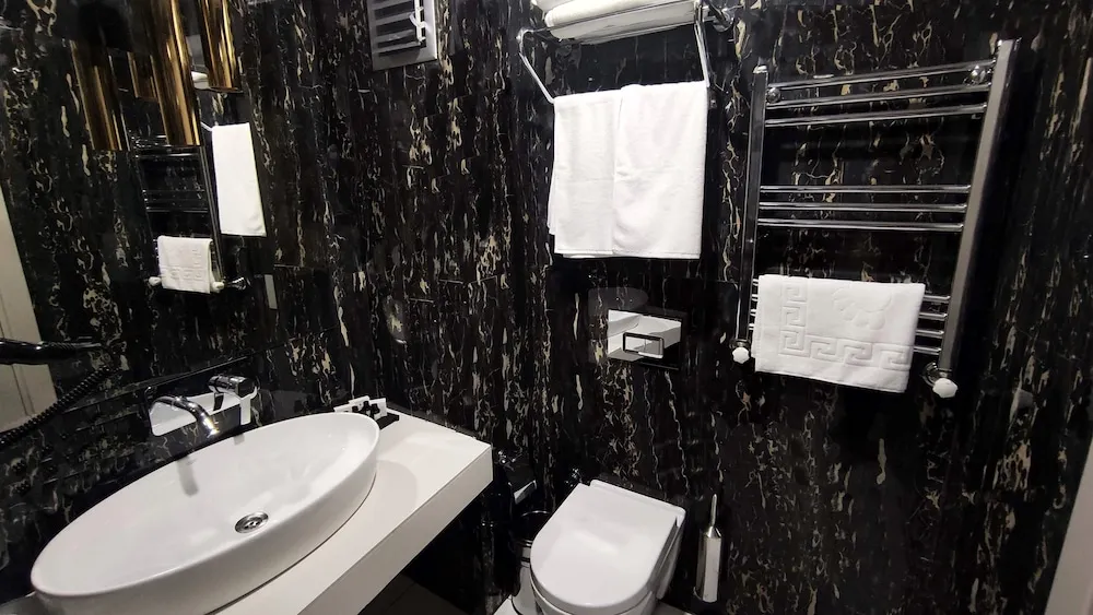 Deluxe Tek Büyük Yataklı Hamamlı Oda