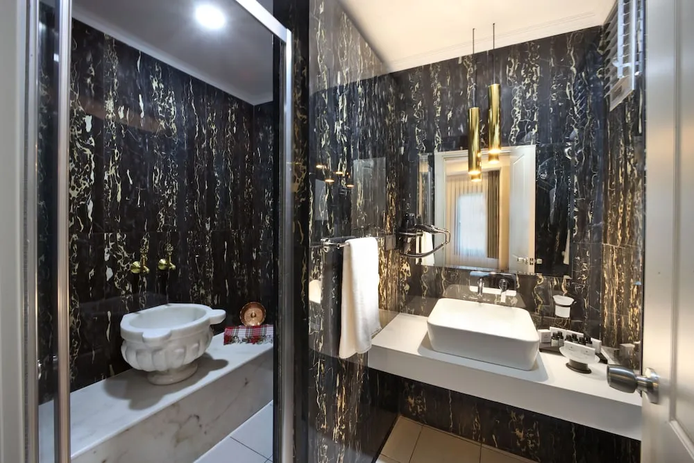 Deluxe Tek Büyük Yataklı Hamamlı Oda