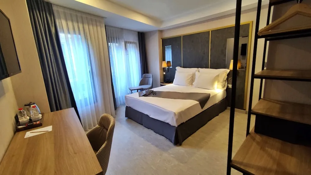 Deluxe Tek Büyük Yataklı Hamamlı Oda