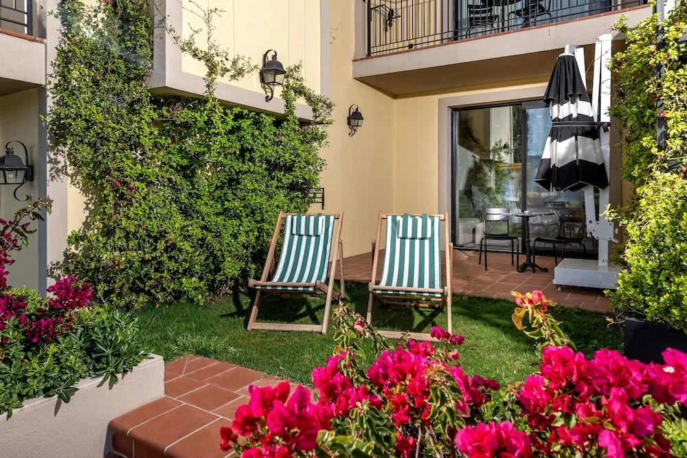 Deluxe Sea View Garden Room
