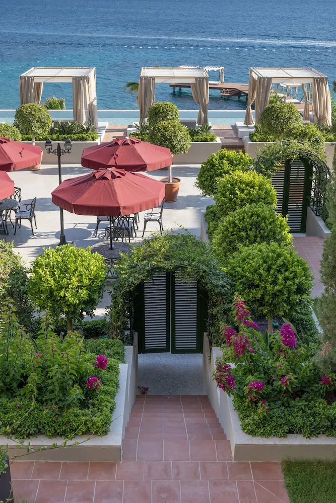 Deluxe Sea View Garden Room