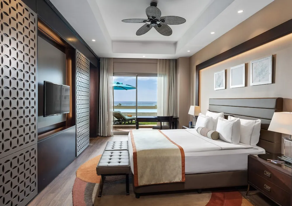 Swim Up Suite Pool Access