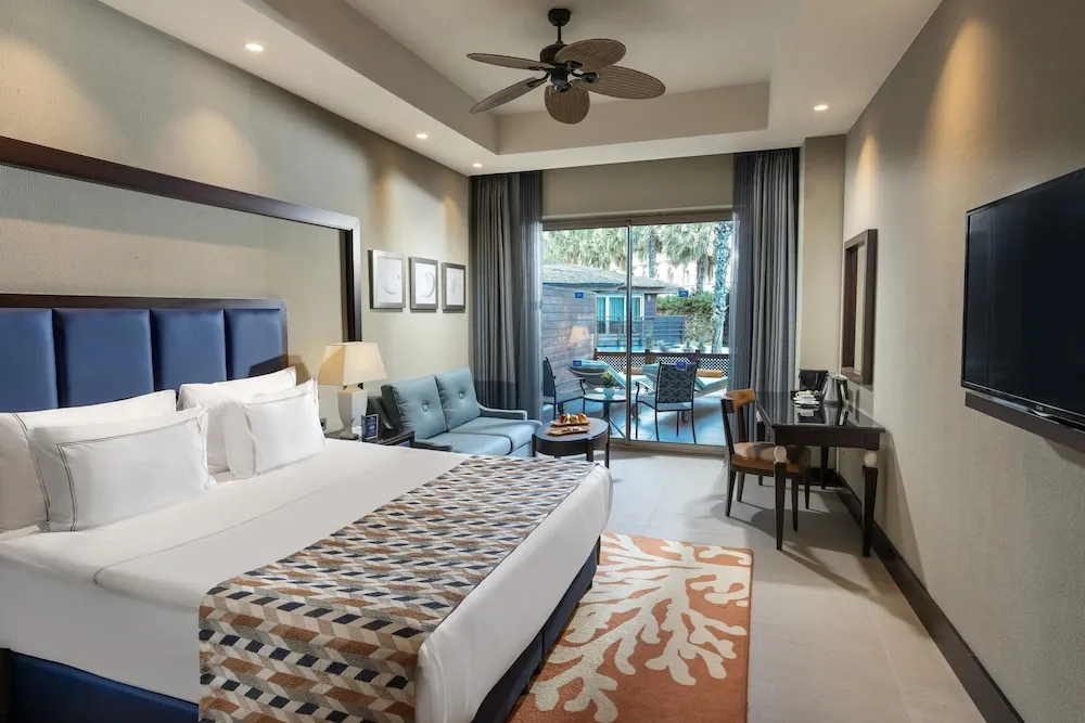 Swim Up Superior Room Pool Access