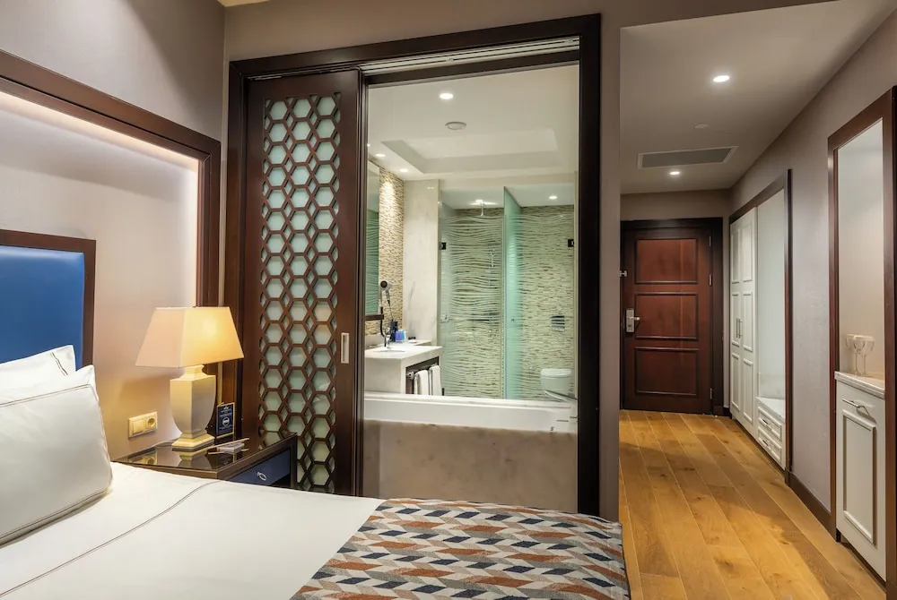 Swim Up Superior Room Pool Access