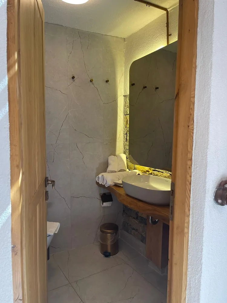 Luxury Oda, Ek Bina