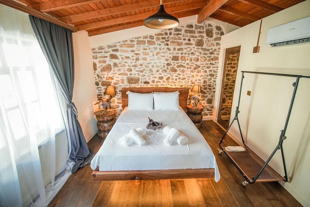 Luxury Oda, Ek Bina