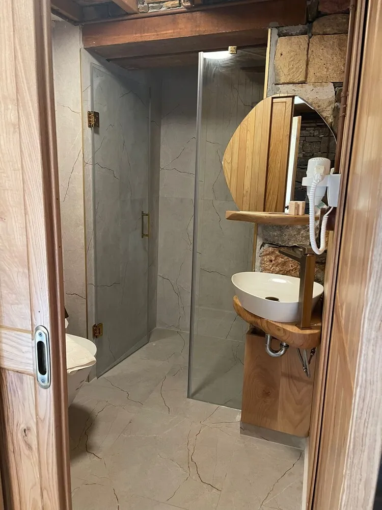 Luxury Oda, Ek Bina