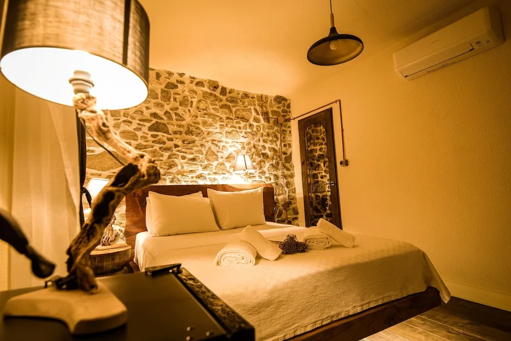 Luxury Oda, Ek Bina