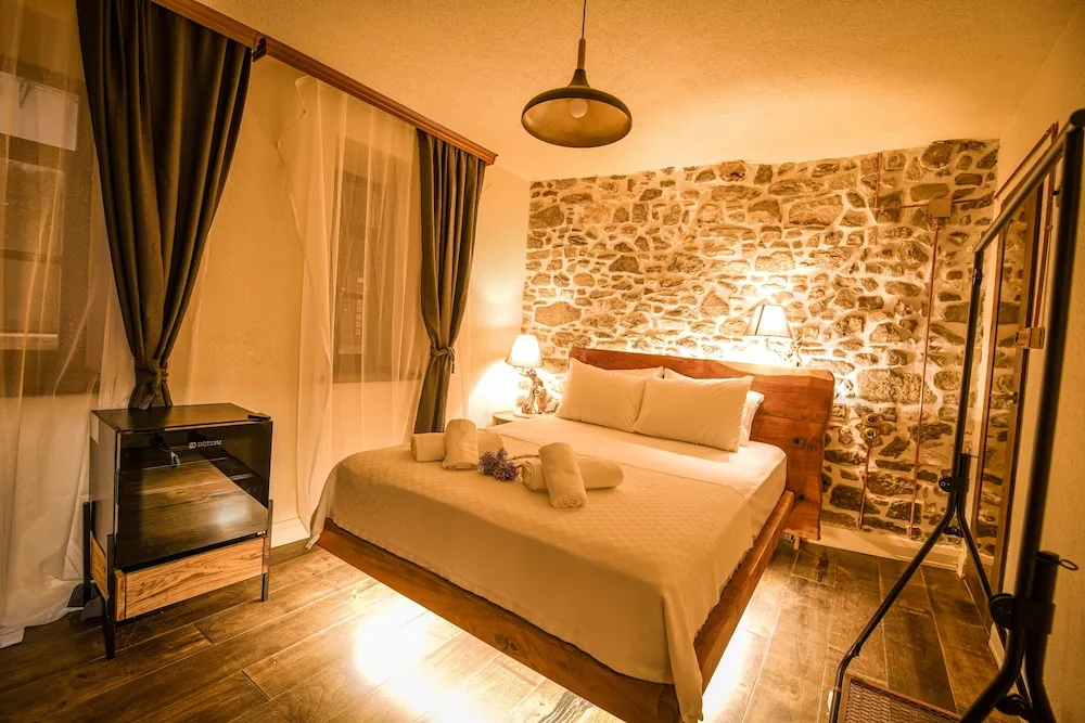 Luxury Oda, Ek Bina