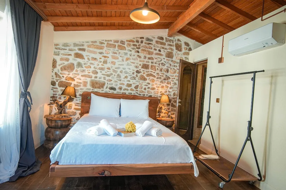 Luxury Oda, Ek Bina