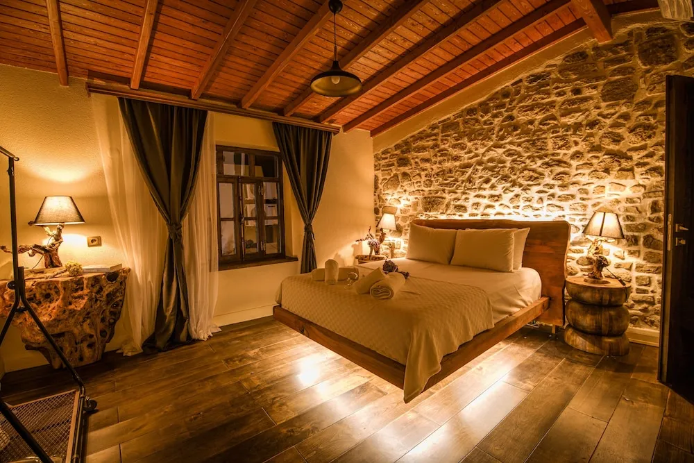 Luxury Oda, Ek Bina