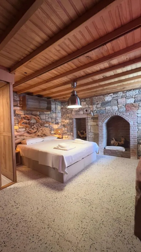 Luxury Oda, Ek Bina