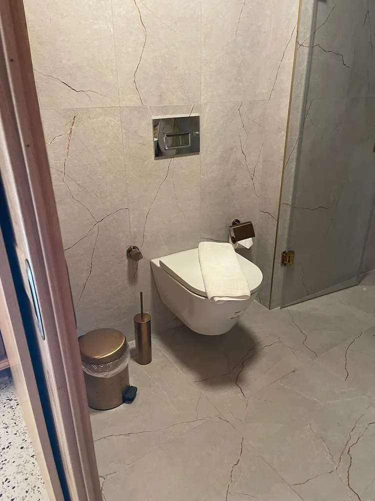 Luxury Oda, Ek Bina