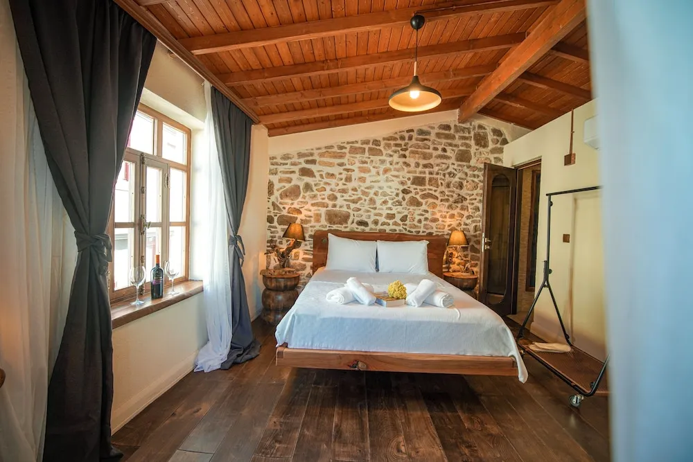 Luxury Oda, Ek Bina
