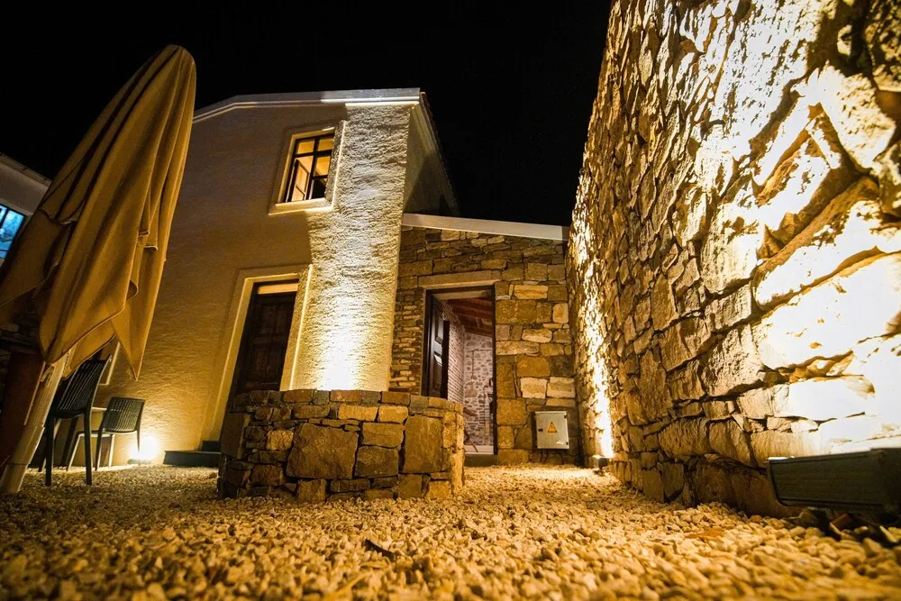 Luxury Oda, Ek Bina