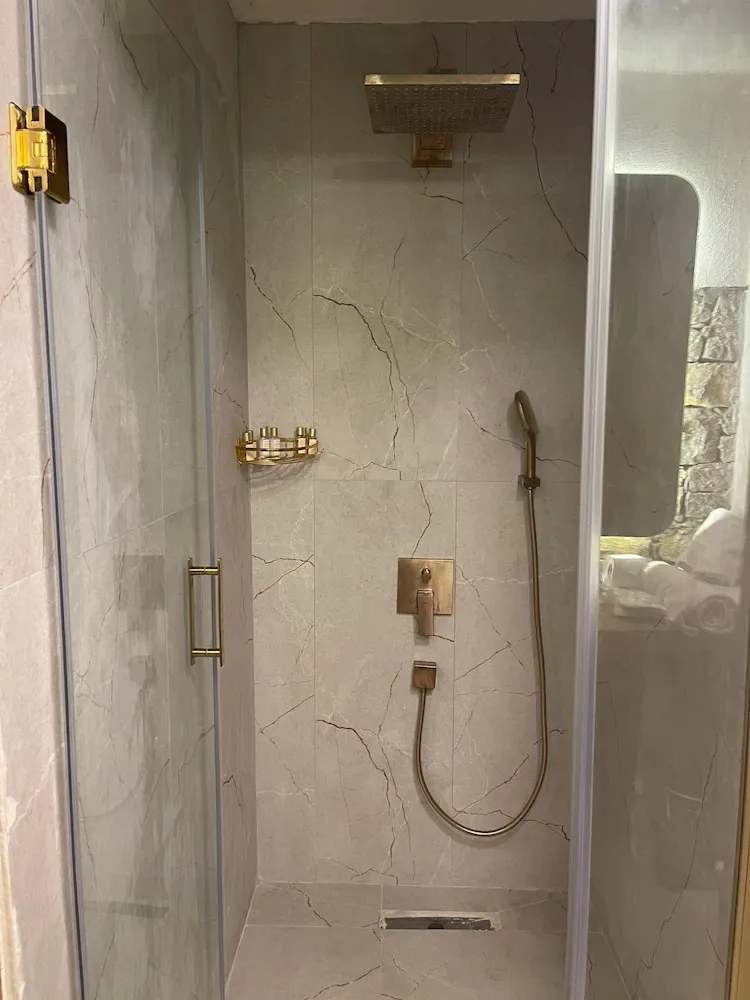 Luxury Oda, Ek Bina