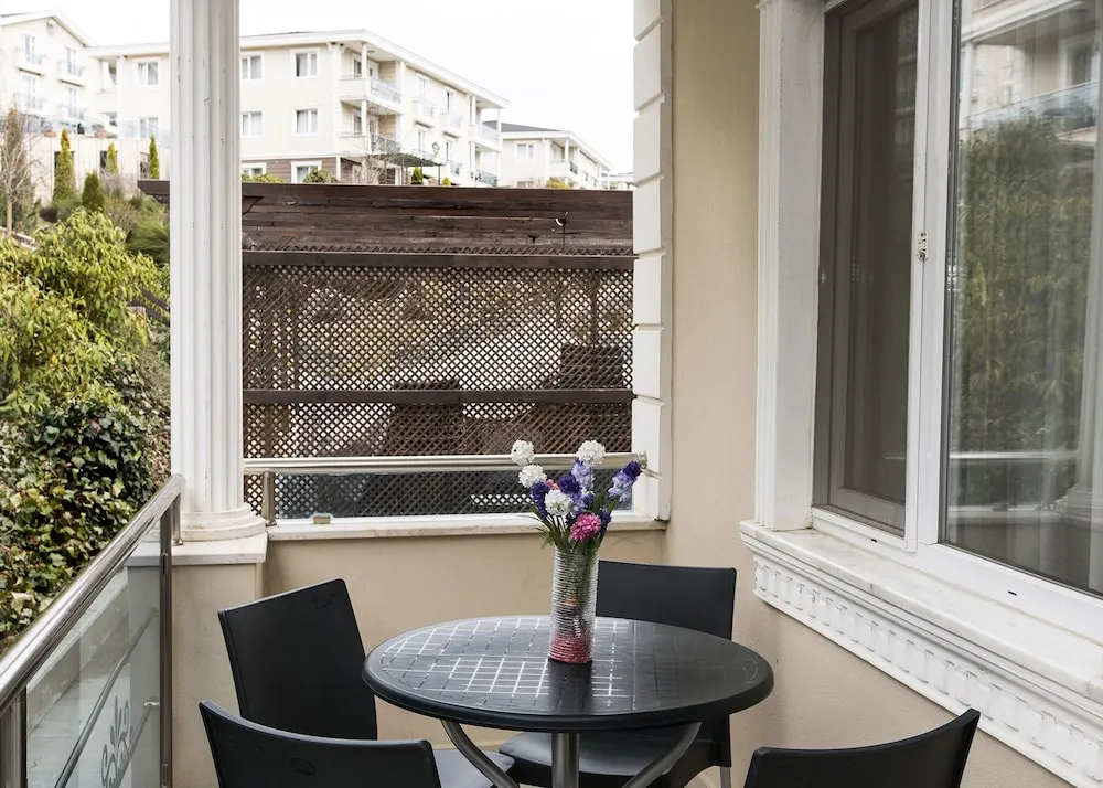 Junior Süit, Balkon