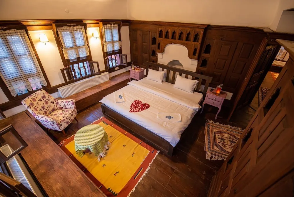 Traditional Tek Büyük Yataklı Oda