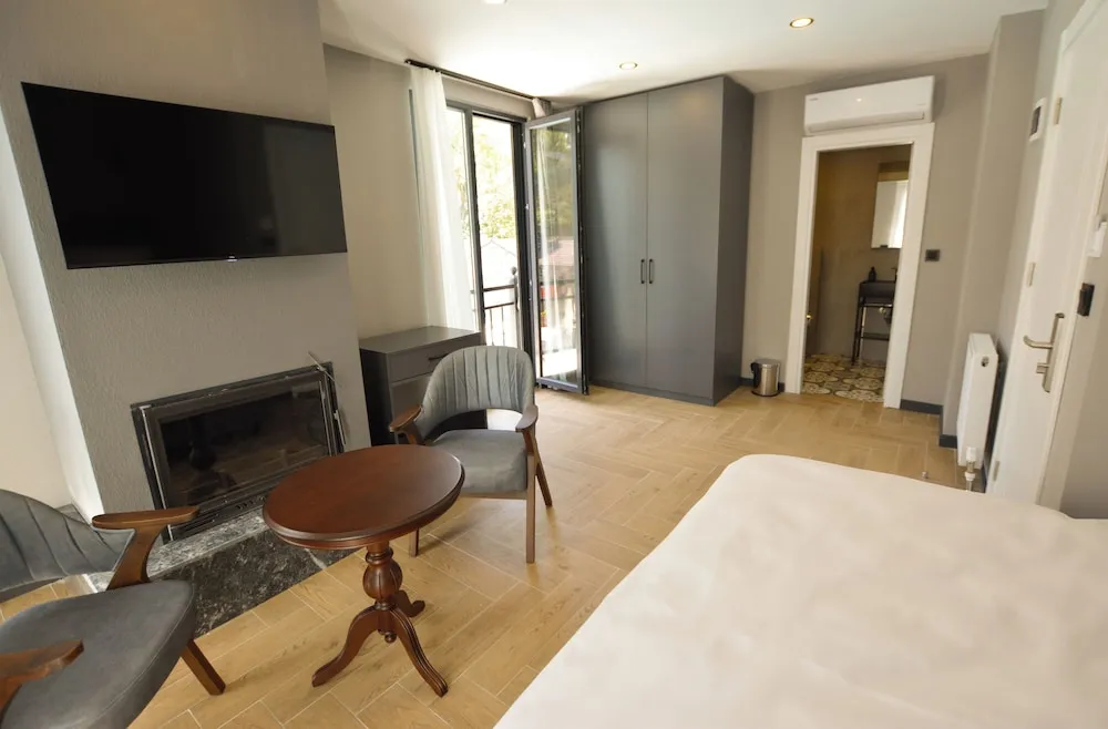 Queen Room with Pool View