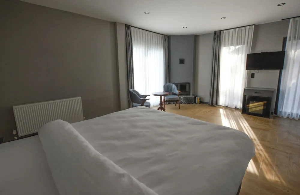 Queen Room with Pool View