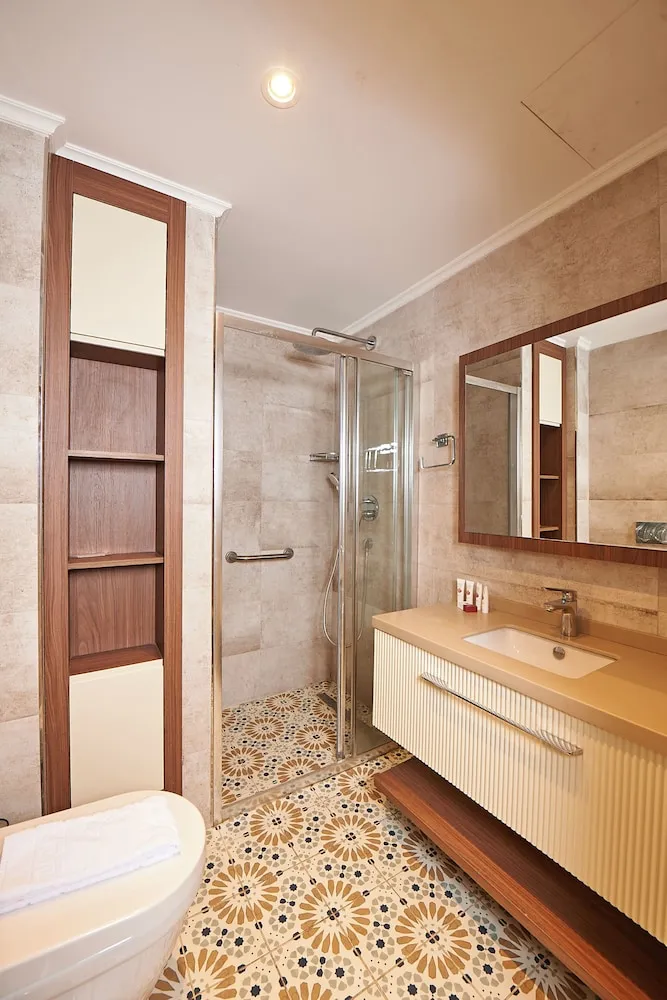 Deluxe Tek Büyük veya İki Ayrı Yataklı Oda, 2 Yatak Odası, Avlu Manzaralı