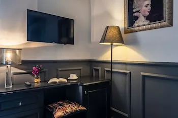 Art & Interiors