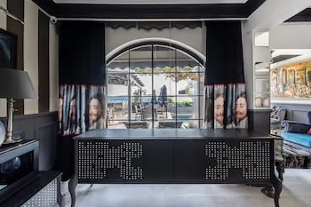 Art & Interiors