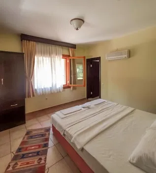 Pinea Hotel