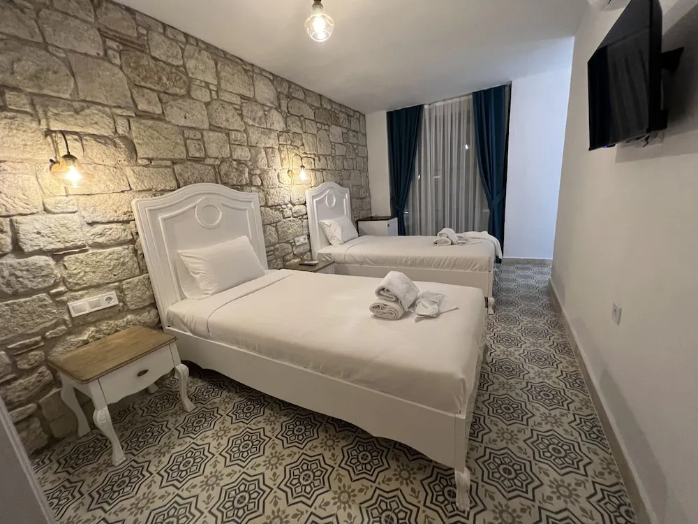 Deluxe Tek Büyük veya İki Ayrı Yataklı Oda, Havuz Manzaralı