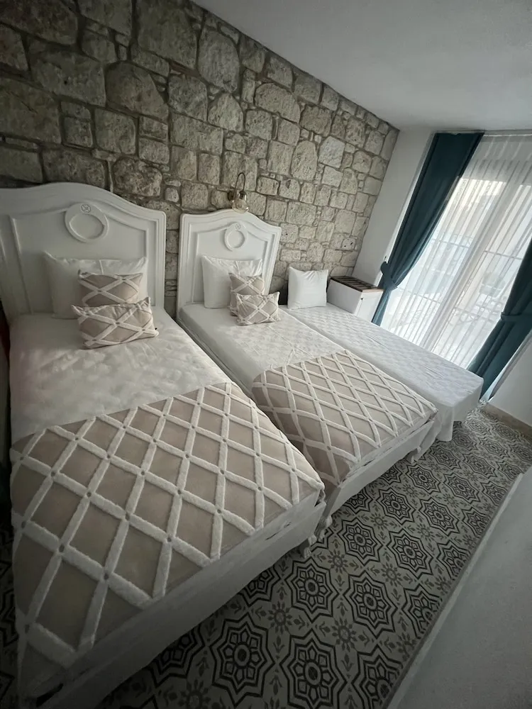 Deluxe Tek Büyük veya İki Ayrı Yataklı Oda, Havuz Manzaralı