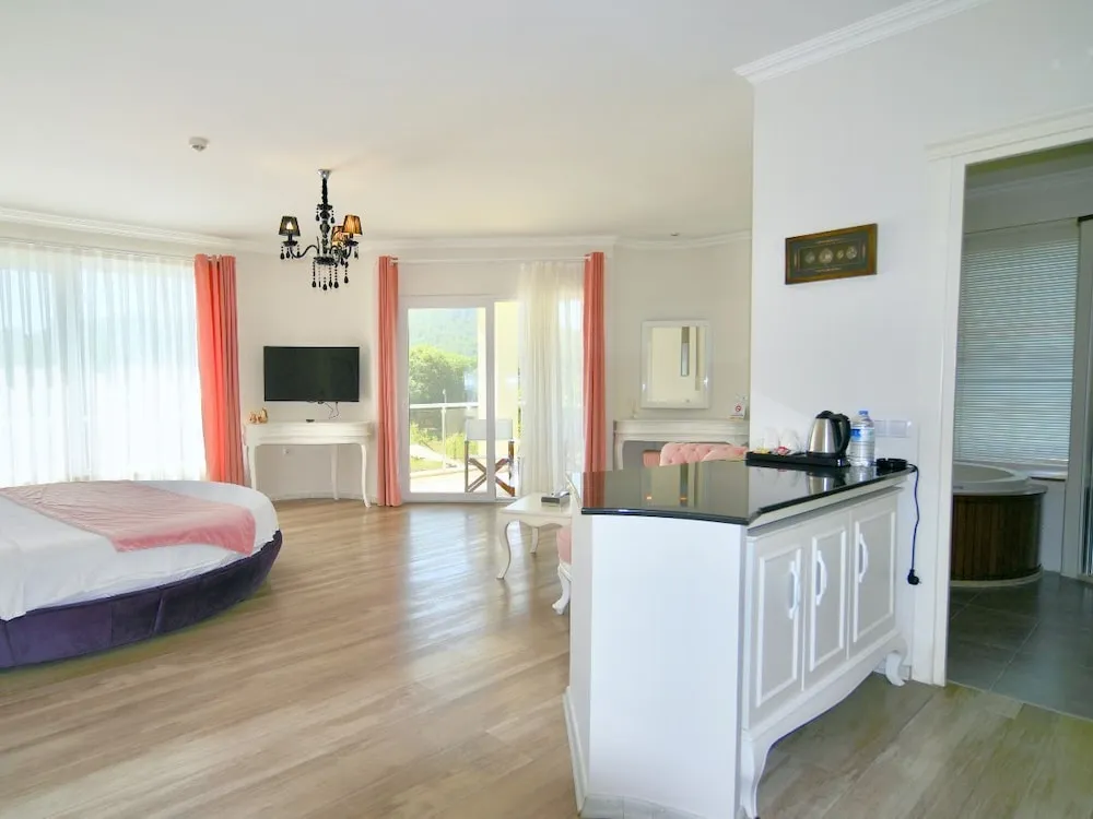 Honeymoon Süit, Sigara İçilmez, Sıcak Su Küveti