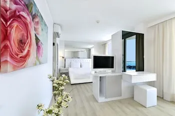 Le Bleu Hotel & Resort