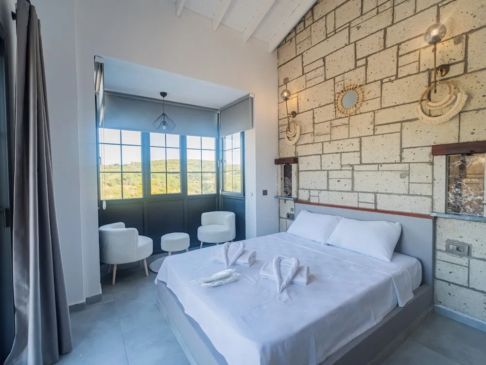 Deluxe Tek Büyük Yataklı Oda, Balkon, Bahçe Manzaralı
