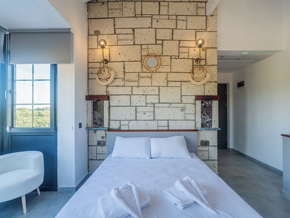 Deluxe Tek Büyük Yataklı Oda, Balkon, Bahçe Manzaralı