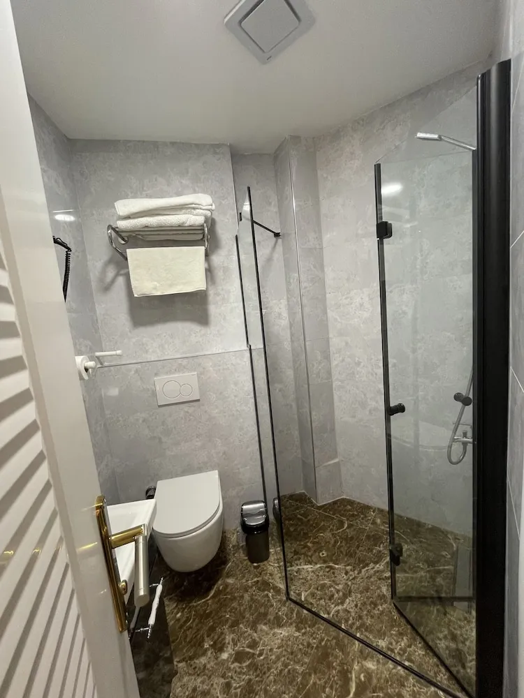 City Tek Büyük Yataklı Oda