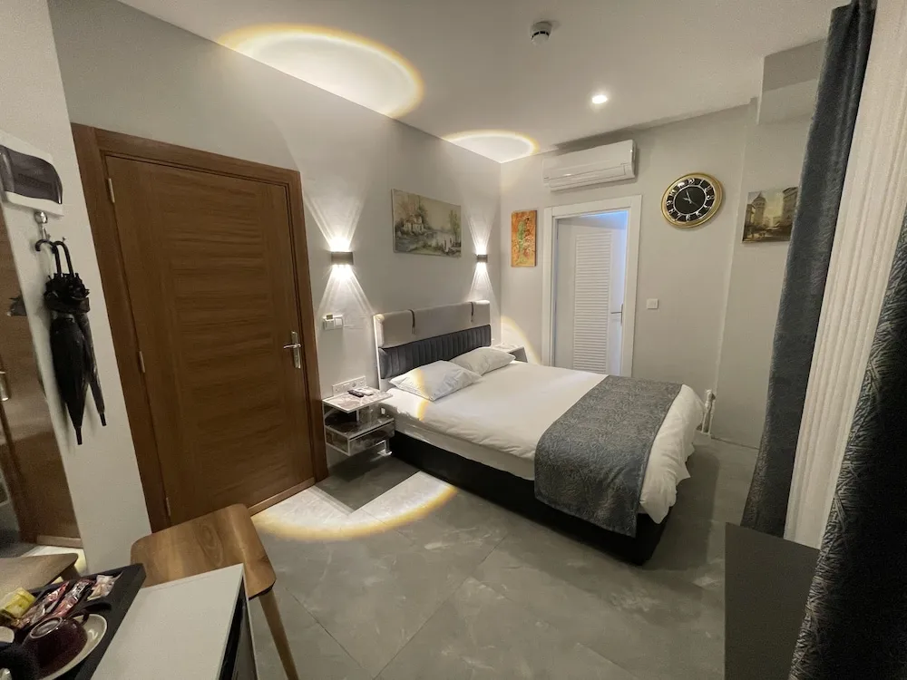 City Tek Büyük Yataklı Oda