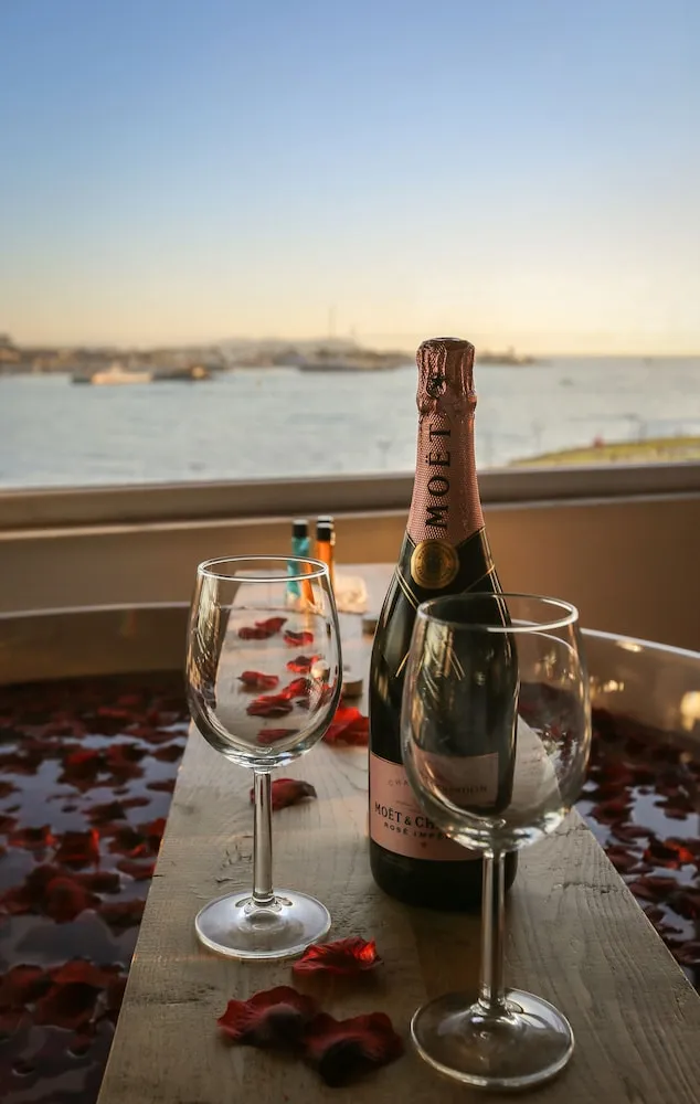 Romantic Süit, Sıcak Su Küveti, Deniz Manzaralı