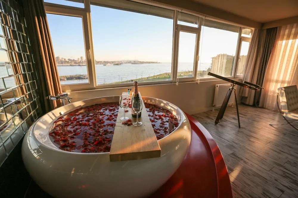Romantic Süit, Sıcak Su Küveti, Deniz Manzaralı