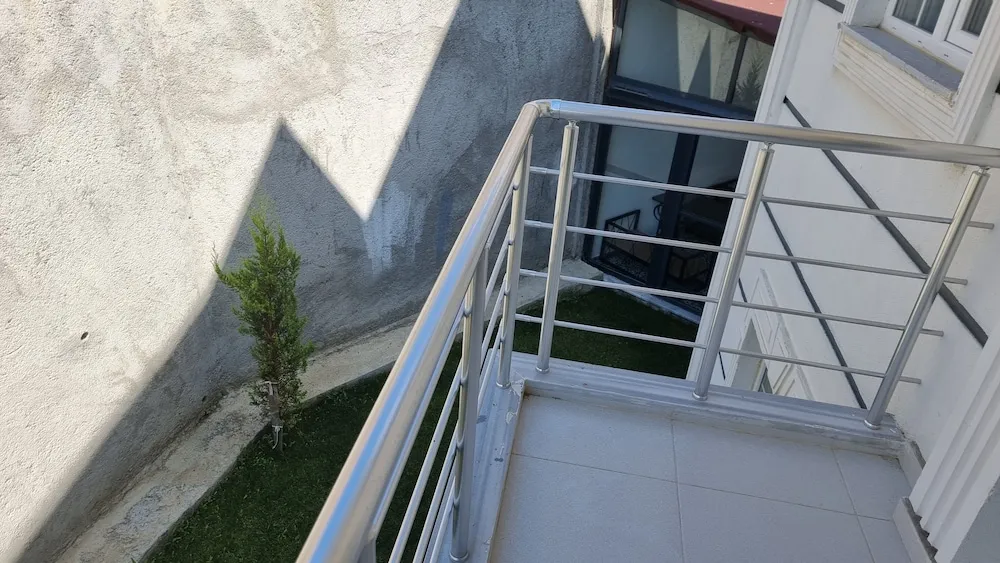 Economy Apart Daire, Köşe