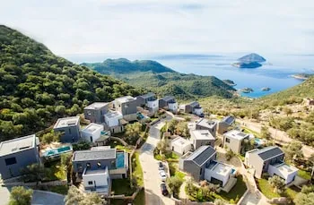 Notos Club: Doğa İçinde Restoranlı ve Tenis Kortlu 14 Premium Villa