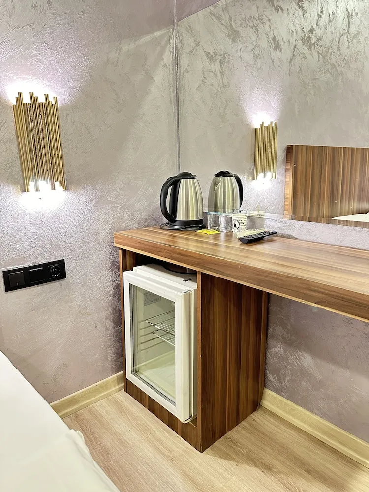 Economy Stüdyo, Penceresiz